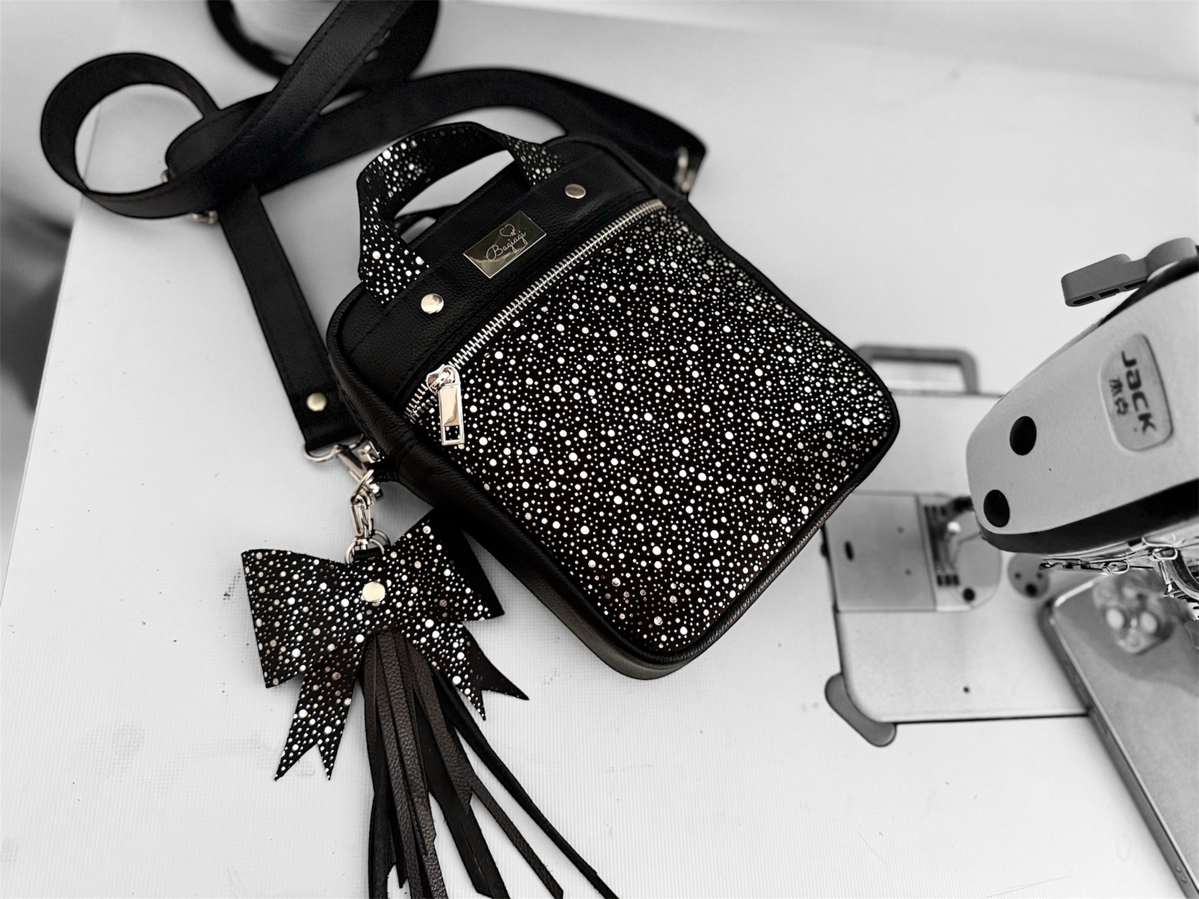 *Na zamówienie * Saszetka listonoszka skórzana srebrne groszki - obrazek 2