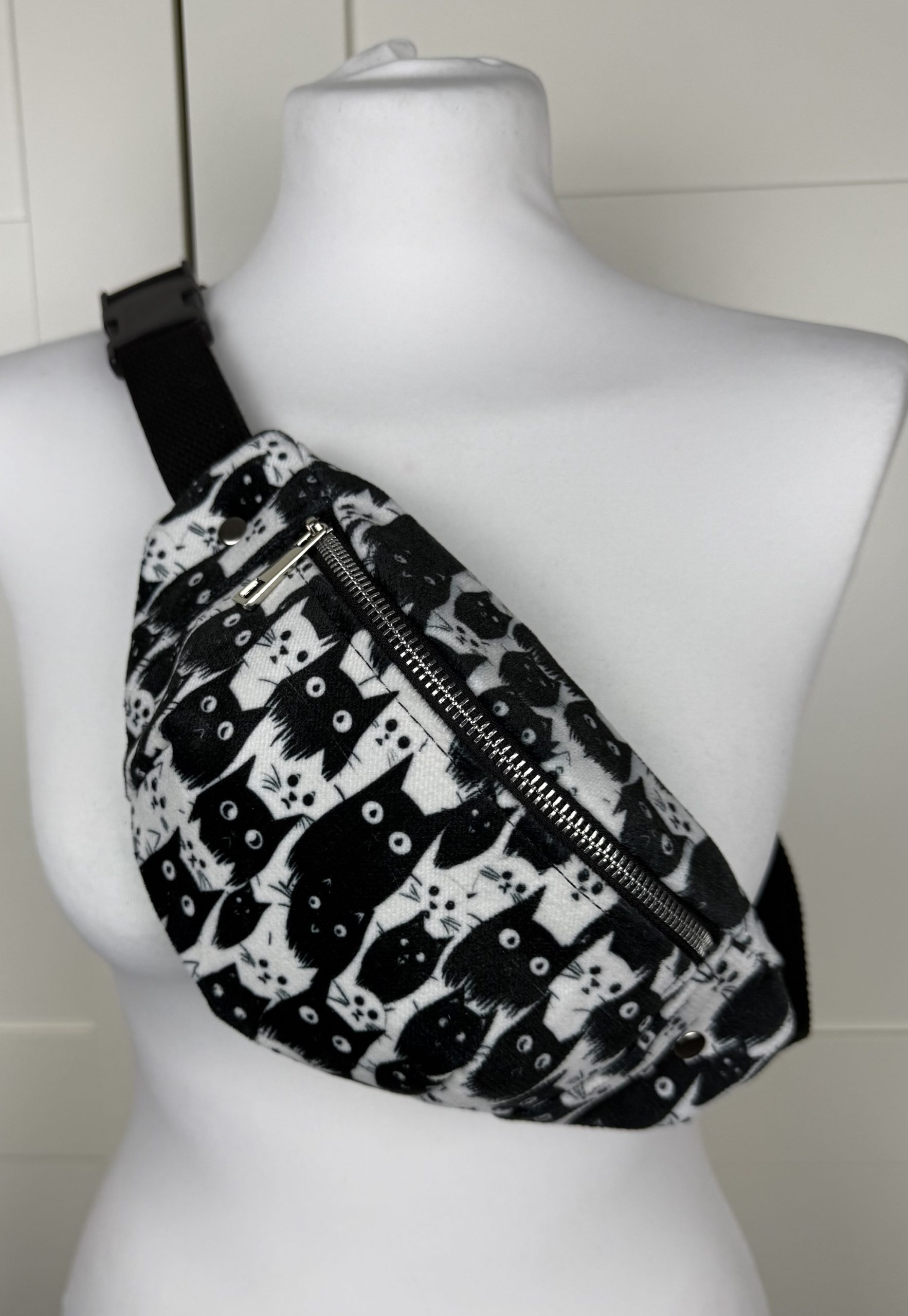 Nerka rozmiar S na klamrę kotki welur drukowany