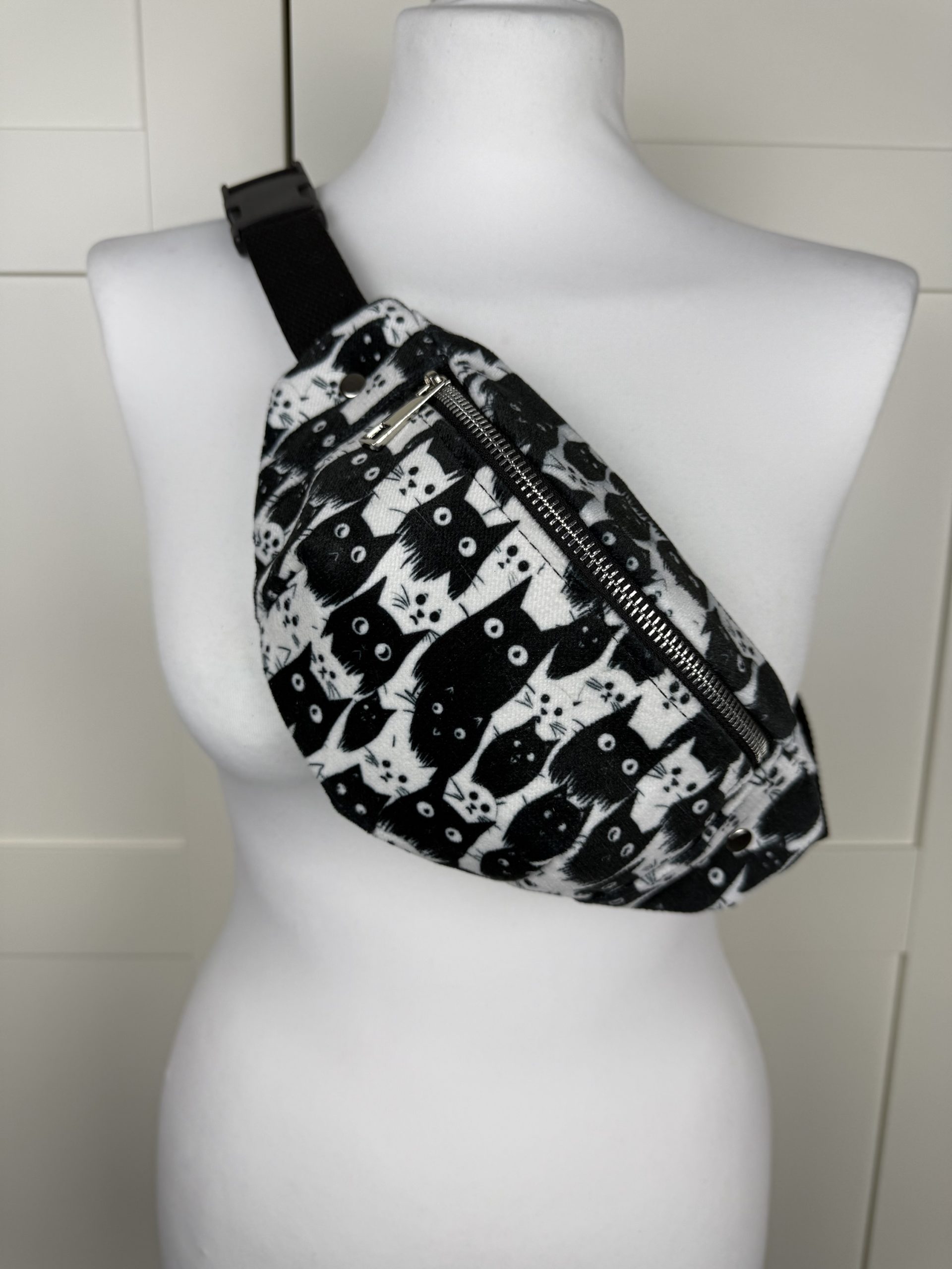 Nerka rozmiar S na klamrę kotki welur drukowany - obrazek 3