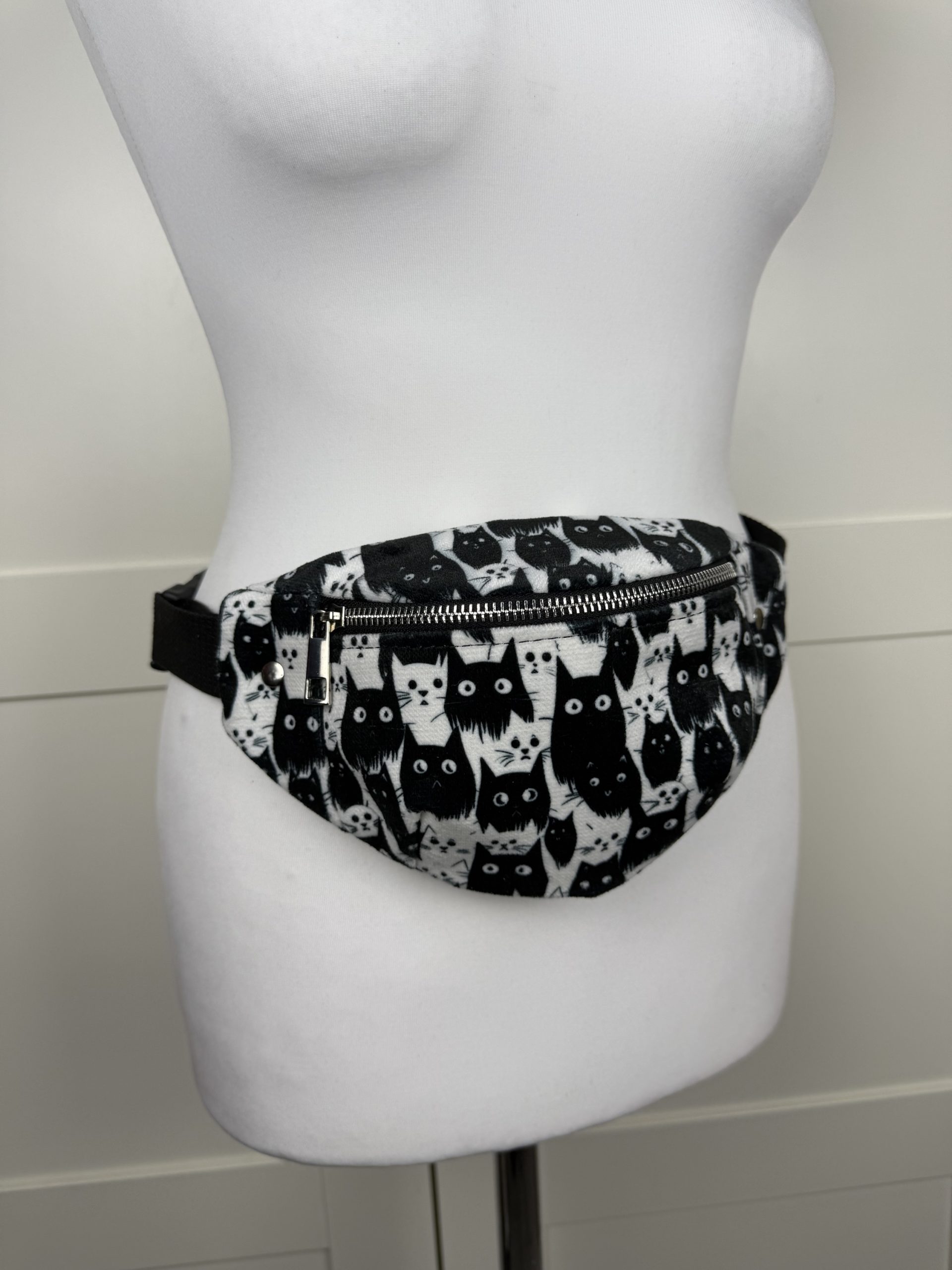 Nerka rozmiar S na klamrę kotki welur drukowany - obrazek 2